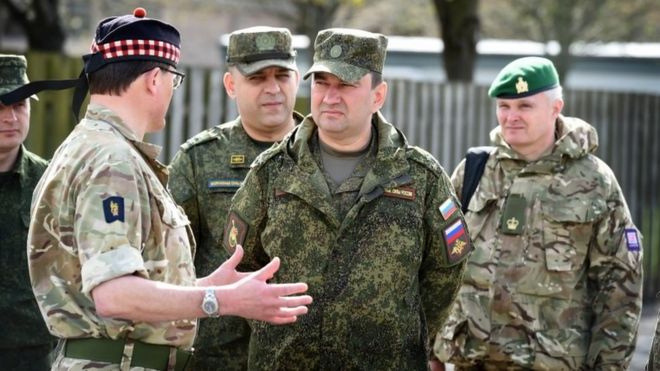 Полковник британской армии Чарли Уоллес беседует с русскими офицерами