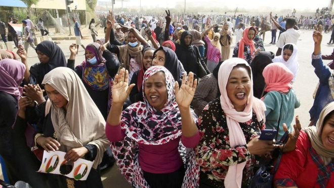 Суданские люди празднуют свой путь к штаб-квартире армии на фоне слухов о отставке президента Омара аль-Башира в Хартуме, Судан, 11 апреля 2019 года
