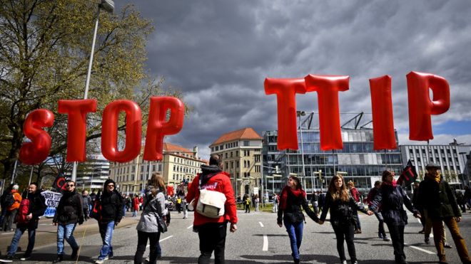 Протестующие протестуют против соглашений о свободной торговле TTIP и CETA в Ганновере (23 апреля)