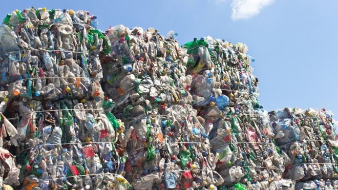 Стеки пластиковых бутылок для переработки