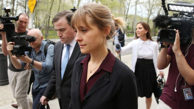 Allison Mack seguida de periodistas en New York