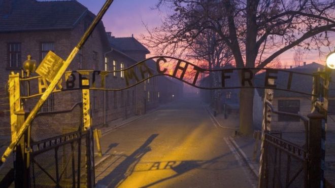 Lema 'O trabalho liberta' na entrada de Auschwitz