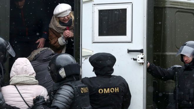 Сотрудники милиции посадили протестующих в фургон во время митинга в Минске, Беларусь, 25 марта 2017 года