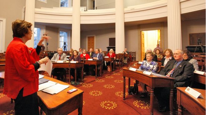 Избиратели в Северной Каролине проинструктированы о процедурных вопросах во время репетиции голосования в коллегии выборщиков в столице штата в Роли 18 декабря 2016 года
