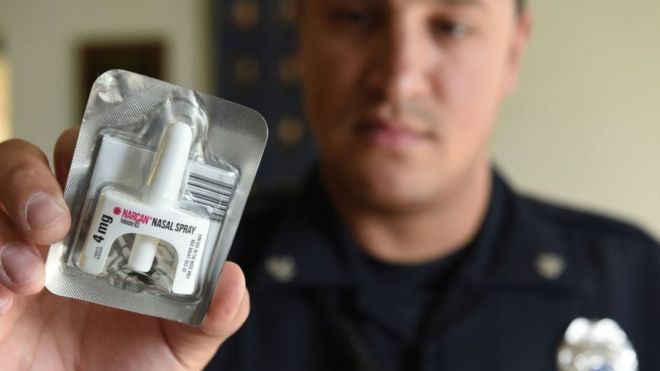 El policía Joshua Santos sostiene una dosis de Narcan para revertir sobredosis por opioides. Foto de Bill Uhrcih 10/10/2019.