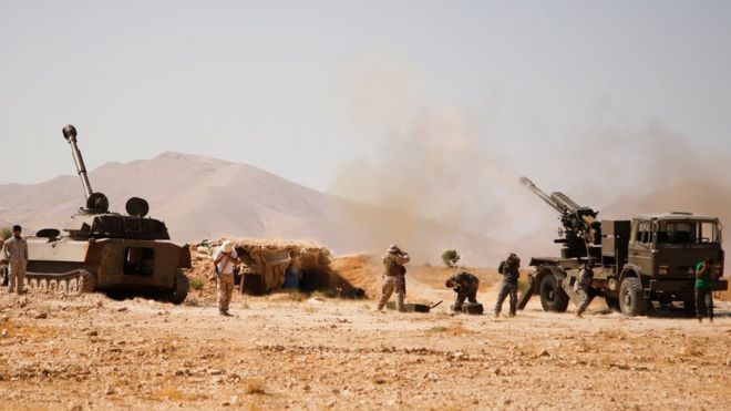 Боевики Хезболлы ведут огонь из артиллерии в Западном Каламуне, Сирия (23 августа 2017 года)