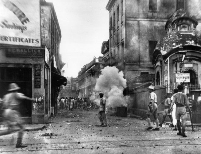 Полицейские используют бомбы со слезоточивым газом во время массовых беспорядков в Калькутте перед разделением