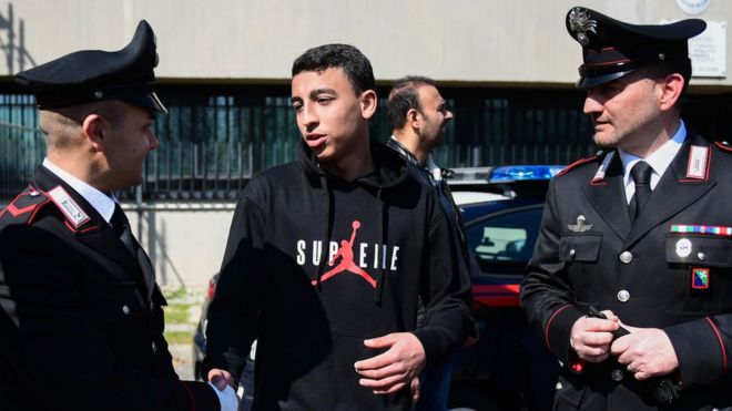 Рами Шехата (C-R), который смог позвонить с помощью мобильного телефона итальянской полиции карабинеров за помощью во время захвата заложников школьниками 20 марта в Сан-Донато-Миланезе
