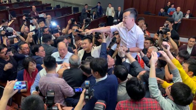 В законодательном органе Гонконга вспыхнули драки из-за предлагаемых изменений в законах об экстрадиции