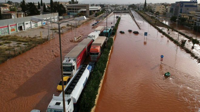 Общий вид наводнения на национальной дороге в Мандре, недалеко от Афин