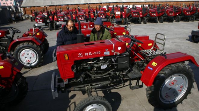 Тракторы у китайского тракторного завода