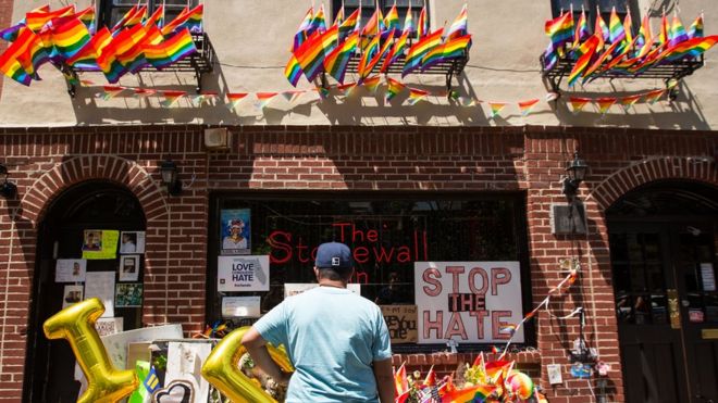 Мужчина останавливается перед Stonewall Inn 24 июня 2016 года в Нью-Йорке.