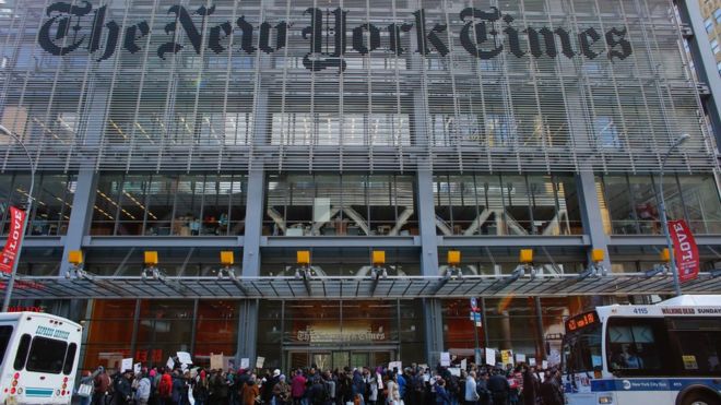 Протестующие за пределами New York Times