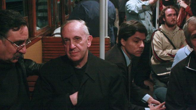 Хорхе Бергольо - ныне папа Франциск - едет в метро в Аргентине