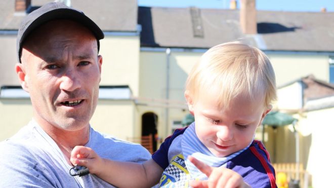 Одинокий папа Джеймс МакДейд держит своего двухлетнего сына