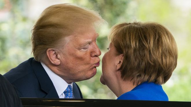 Президент США Дональд Дж. Трамп (слева) приветствует канцлера Германии Ангелу Меркель (справа) в Западном крыле Белого дома в Вашингтоне, округ Колумбия, США, 27 апреля 2018 года