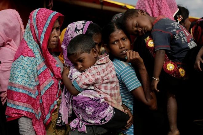 Беженцы из рохингья выстраиваются в очередь за раздачей продовольствия в лагере беженцев Кутупалонг возле Кокс-Базар, Бангладеш. Файл фото
