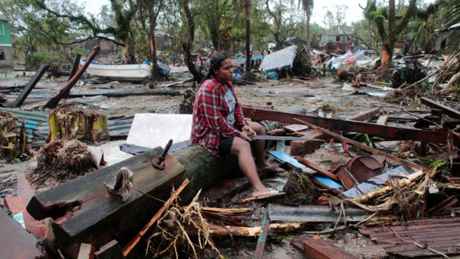 Mujer sentada entre escombros en Rivas, Nicaragua, tras el paso de la tormenta Iota