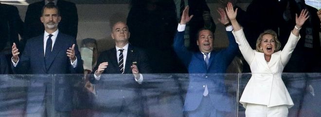 В отличие от испанского короля Филиппа VI, премьер-министр России (2-й президент) все улыбался, когда они смотрели, как Россия выходит в четвертьфинал в воскресенье