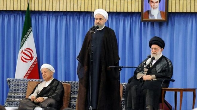 Президент Хасан Рухани (в центре); бывший президент Акбар Хашеми Рафсанджани (слева) и верховный лидер аятолла Али Хаменеи в Тегеране (07.06.16)