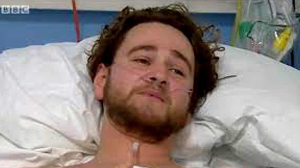 Henry Dyne en la cama de hospital