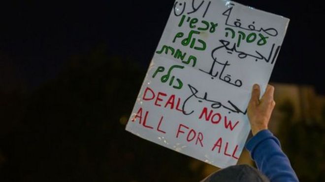 "الجميع مقابل الجميع" لافتة رفعها أحد المتظاهرين في تل أبيب للمطالبة بصفقة لتبادل الأسرى، في 16 ديسمبر/كانون الأول 2023