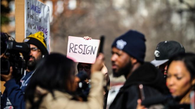 Протесты в Ричмонде, штат Вирджиния, призывают губернатора Нортема уйти в отставку