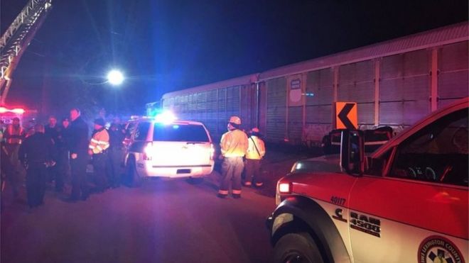 Бригады скорой помощи присутствуют на месте столкновения поездов возле Пайн-Ридж, округ Лексингтон, штат Южная Каролина, США, 4 февраля 2018 года