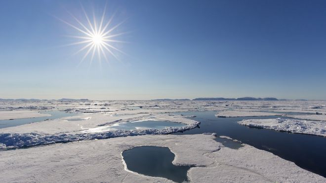 El océano Ártico bajo el rayo del Sol, a la medianoche