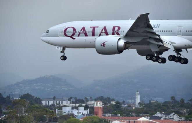 Самолет Qatar Airways прибывает на посадку в международном аэропорту Лос-Анджелеса 21 марта 2017 года