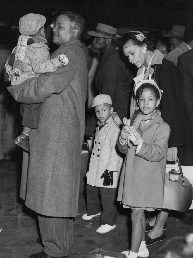 Семья прибывает в Британию с Ямайки около 1950 года