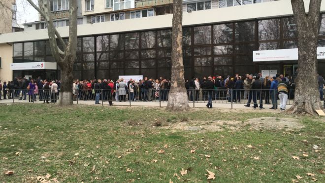 Люди долго стоят в очереди, чтобы сменить украинские документы на российские