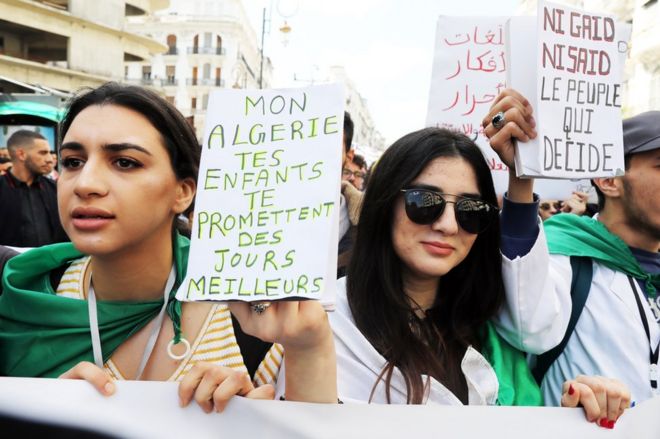 Алжирские протестующие, призывающие к отставке Бутефлики