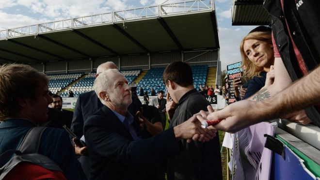 Член парламента Джереми Корбин приветствует своих сторонников во время митинга на стадионе регби Featherstone Rovers 10 сентября 2016 года