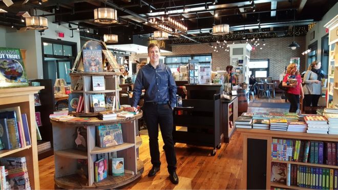 Джефф Кинни в своем книжном магазине