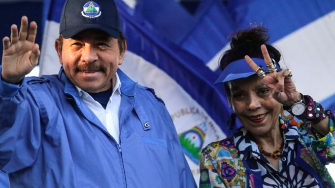 Президент Никарагуа Даниэль Ортега со своей женой, вице-президентом Росарио Мурильо, жестом обращаются к сторонникам во время митинга в Манагуа, 5 сентября 2018 года