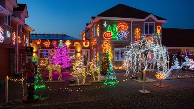 أضاف صاحب المنزل كل عام المزيد من الأضواء في الموسم الاحتفالي إلى أن وصل العدد إلى المليون.