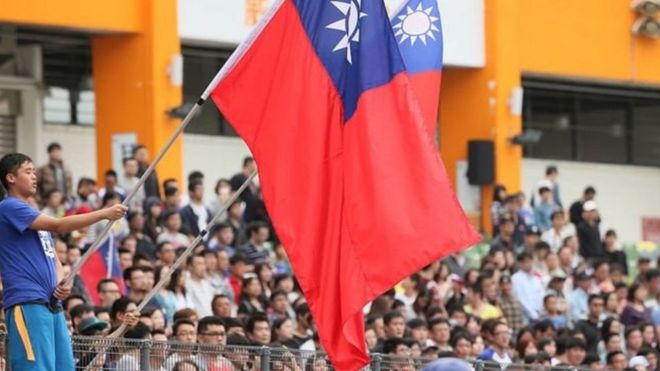 جماهير ترفع علم تايوان