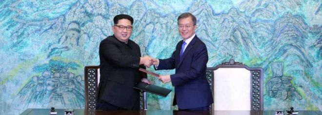 Ким Чен Ын и Мун Чже-ин пожимают друг другу руки (30 апреля 2018 года)