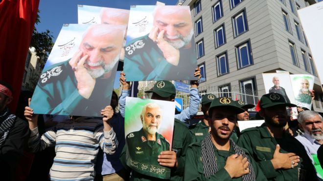 イランはシリア派兵を否定するが、軍幹部がシリアで死亡している。写真は、11日にテヘランで行われたイラン革命防衛隊のホセイン・ハメダニ准将の葬儀。
