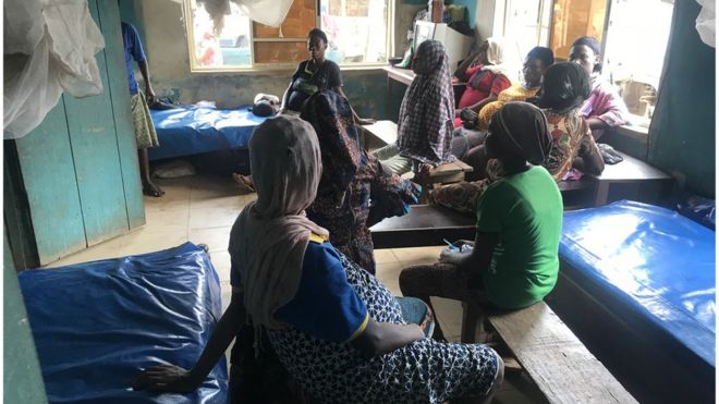 Женщины сидят в традиционной родильной клинике