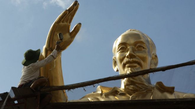 Sơn lại một bức tượng của Cố Chủ tịch Hồ Chí Minh tại Việt Nam