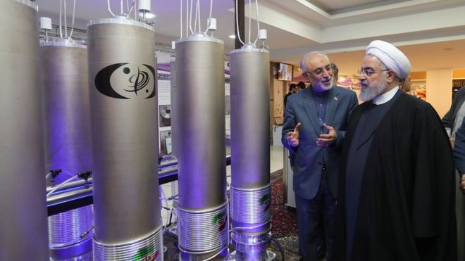 File photo showing Iranian President Hassan Rouhani (R) inspecting nuclear technology in Tehran (9 April 2019)