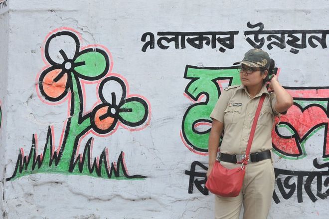 Индийская женщина-полицейский, исполняющая обязанности на выборах