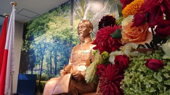 Mẫu tượng Chủ tịch Hồ Chí Minh ngồi đọc báo được đặt tại trung tâm văn hóa nghệ thuật thành phố.