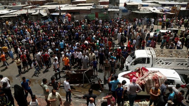 Люди собираются на месте взрыва автомобильной бомбы в шиитском районе Баддара в Садр-Сити