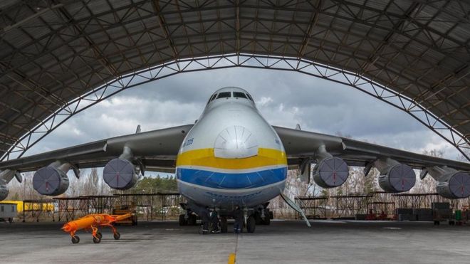 Khởi đầu được chế tạo để chuyên chở tàu con thoi Buran của Liên Xô, chiếc An-225 buộc phải tìm ra mục đích mới để vận chuyển hàng hóa sau khi Liên Xô sụp đổ.