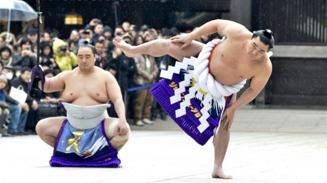 Борцы сумо проводят особый ритуал перед матчем