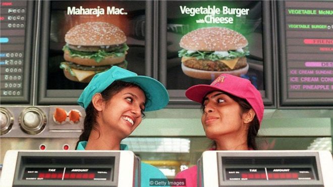 印度新德里的第一家麥當勞餐廳於1996年開業，其菜單上有肉漢堡（Maharaja Macs）和奶酪蔬菜漢堡。