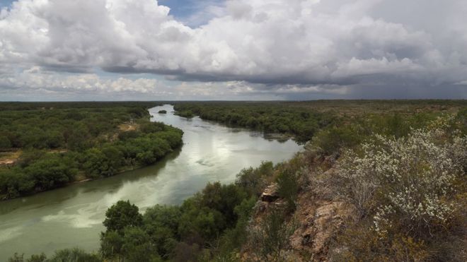 Рио-Гранде протекает вдоль границы между США и Мексикой 16 августа 2016 года недалеко от Рима, штат Техас.